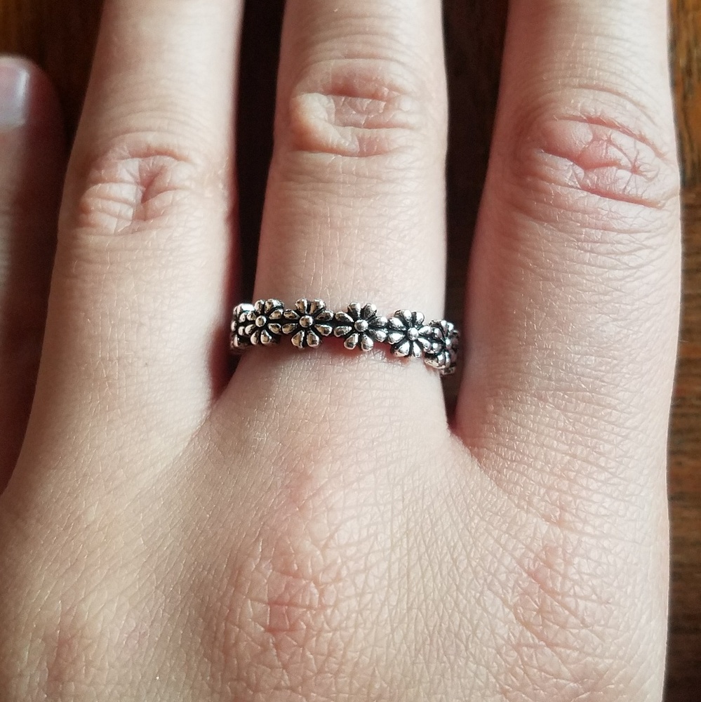 NWOT Silver Flower Ring - Picture 8 of 8